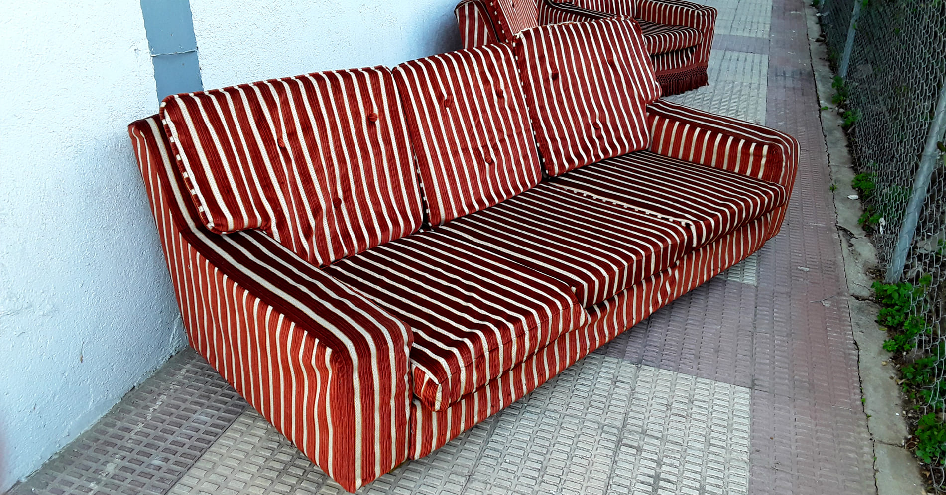 Tresillo de los años 60 con terciopelo original | Vista frontal del sofá