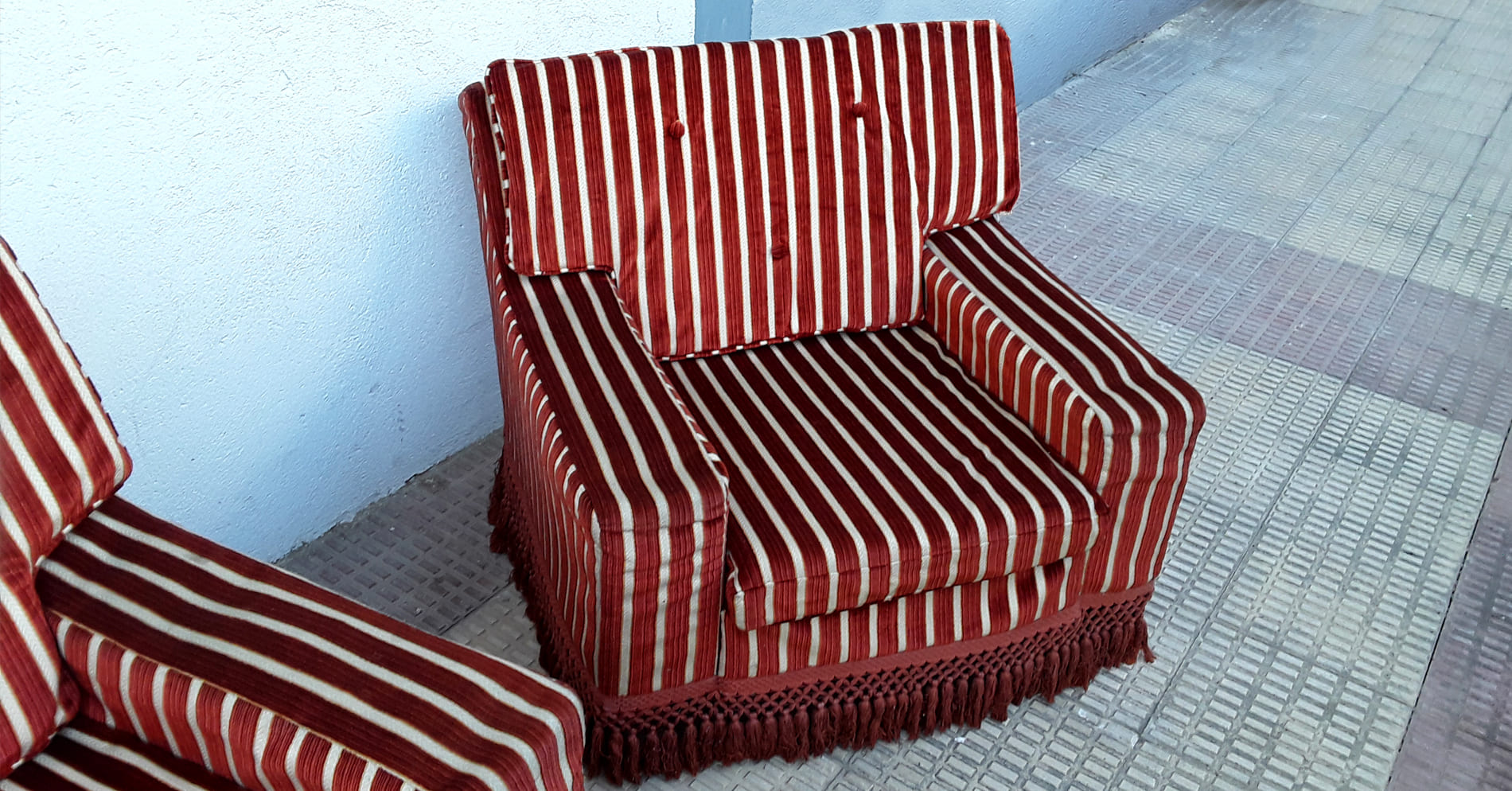 Triplet from the 60s with original velvet | Front view of seats