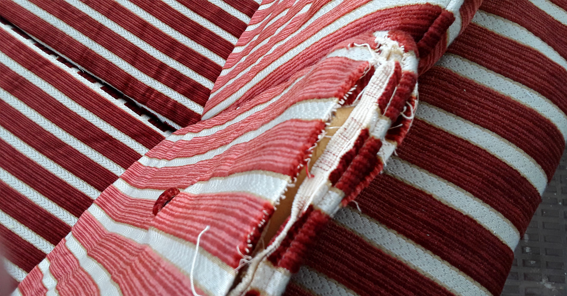 Tresillo de los años 60 con terciopelo original | Vista detalle de la tapiceria