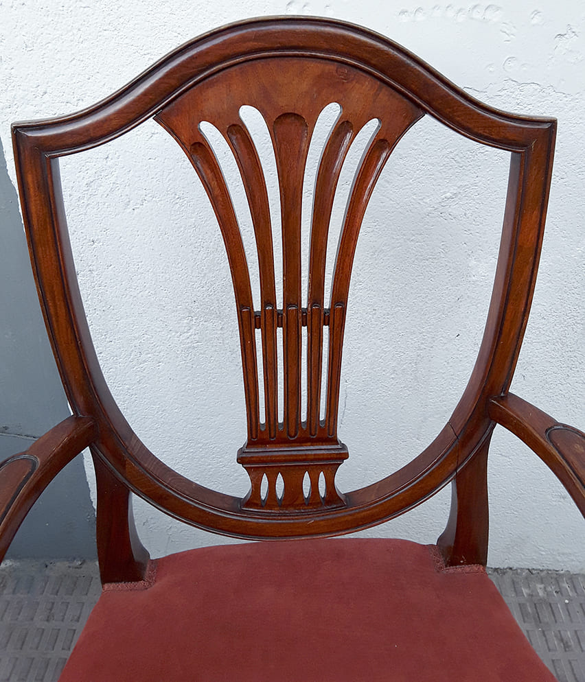 Mesa de comedor con 8 sillas y 2 sillones estilo Hepplewhite | Vista detalle del respaldo del sillón
