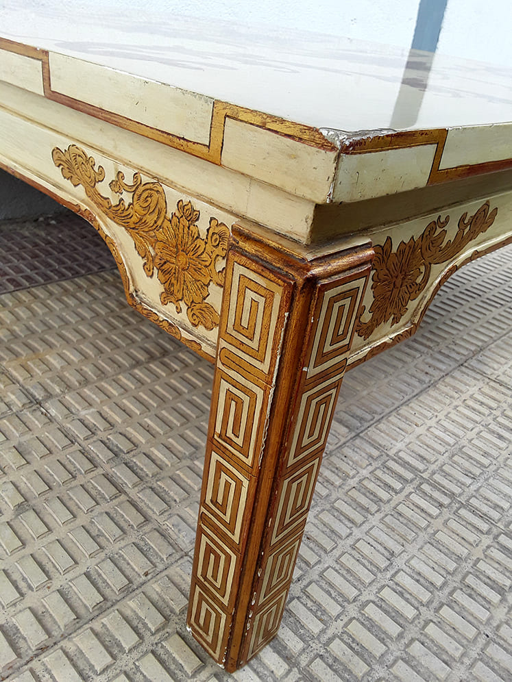 Mesa baja de centro lacada en crema con motivos florales dorados | Vista detalle de de la pata de la mesa