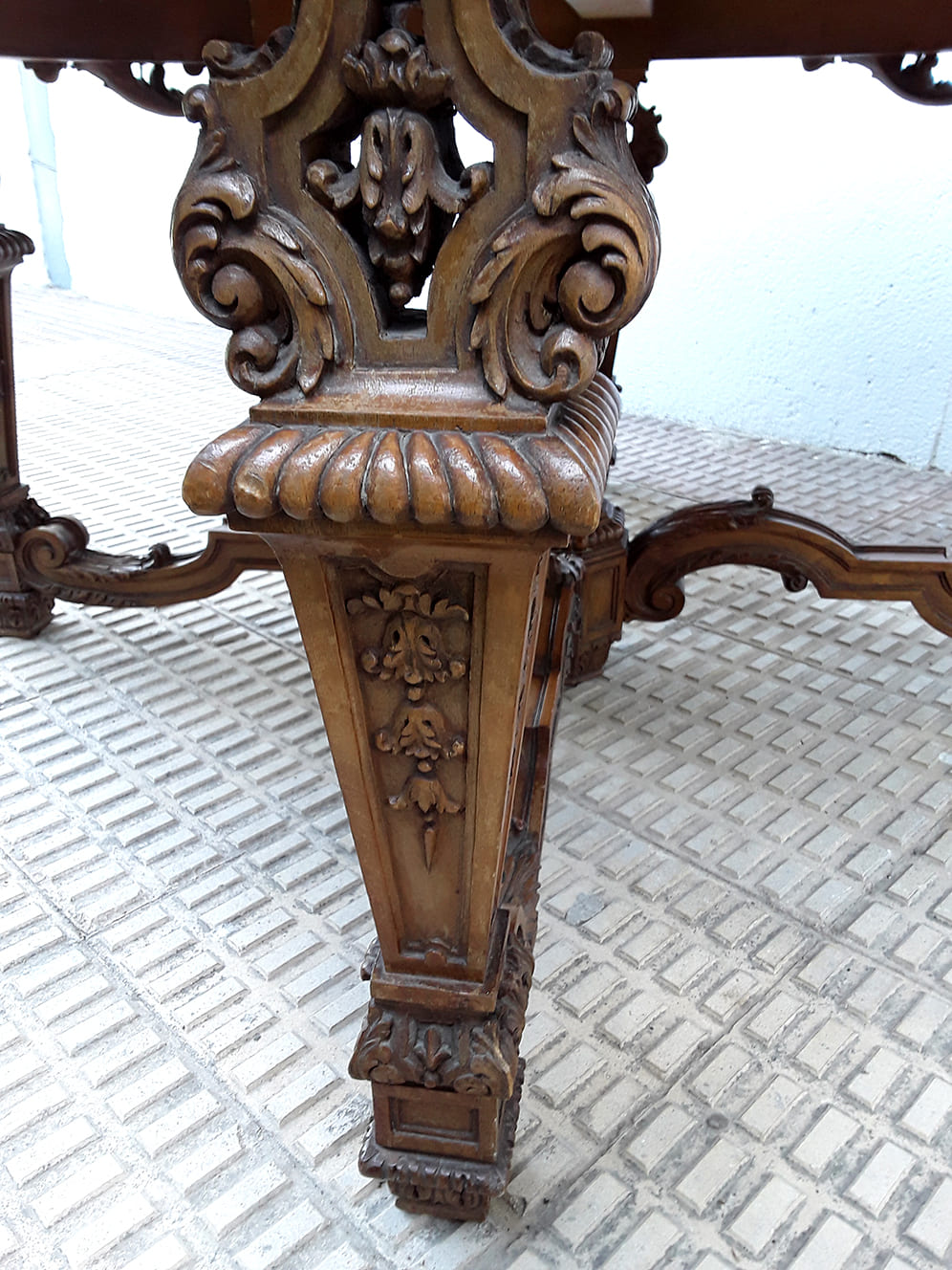 Mesa baja de centro redonda de madera y mármol estilo neorrenacentista | Vista detalle del artesanado de la pata