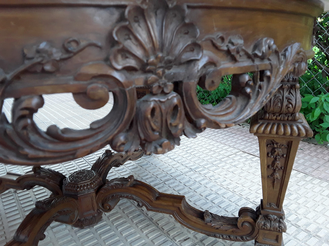 Mesa baja de centro redonda de madera y mármol estilo neorrenacentista | Vista detalle del artesanado