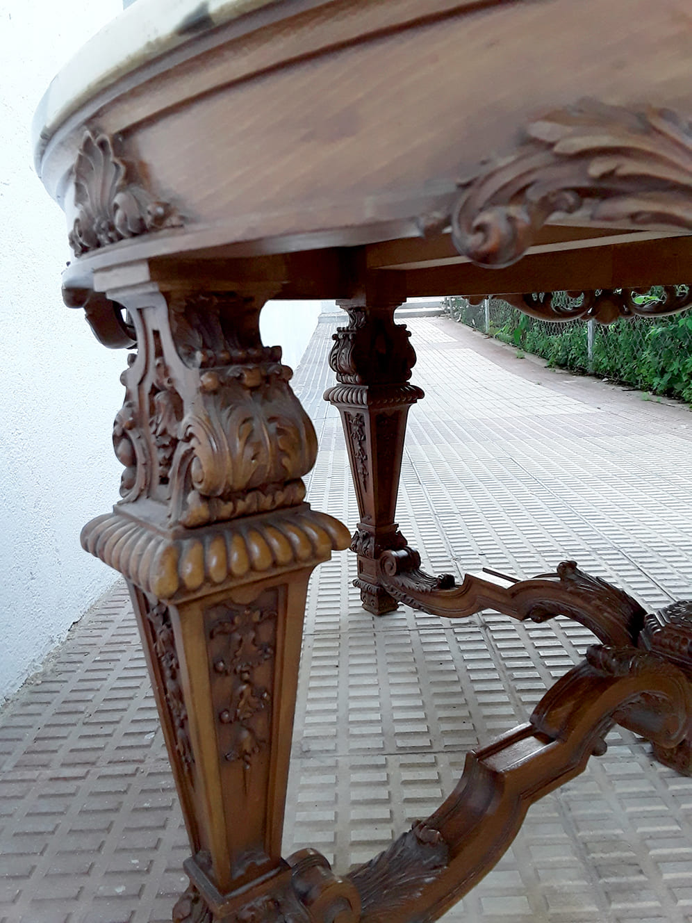 Mesa baja de centro redonda de madera y mármol estilo neorrenacentista | Vista detalle del artesanado