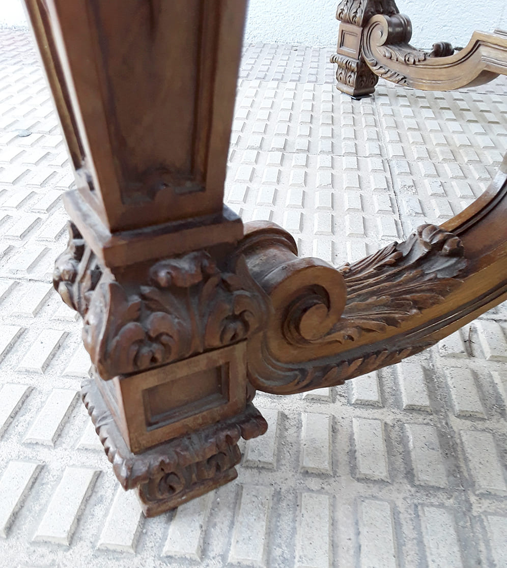 Mesa baja de centro redonda de madera y mármol estilo neorrenacentista | Vista detalle de la pata