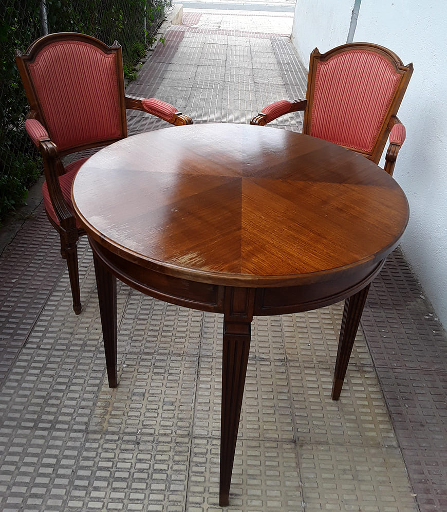 Mesa redonda de té con 2 butacas con brazos estilo Luis XVI | Vista general