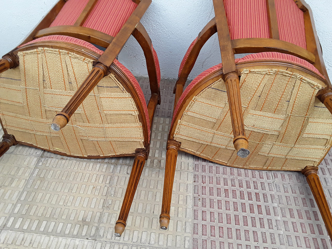 Mesa redonda de té con 2 butacas con brazos estilo Luis XVI | Vista detalle del cinchado de los asientos