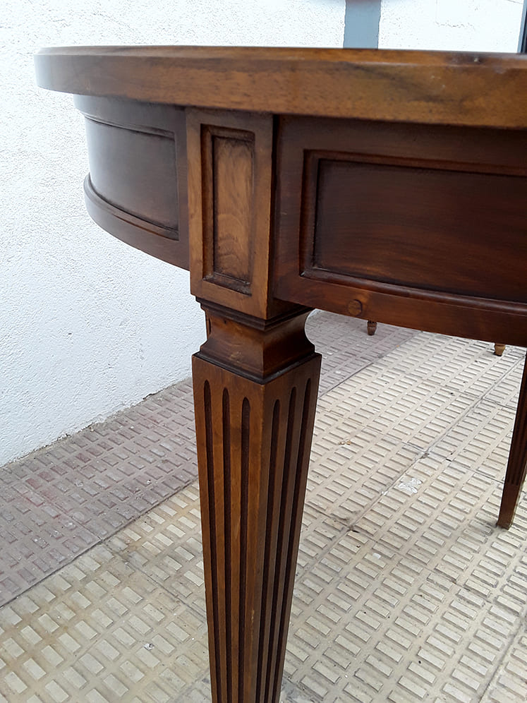 Mesa redonda de té con 2 butacas con brazos estilo Luis XVI | Vista detalle mesa