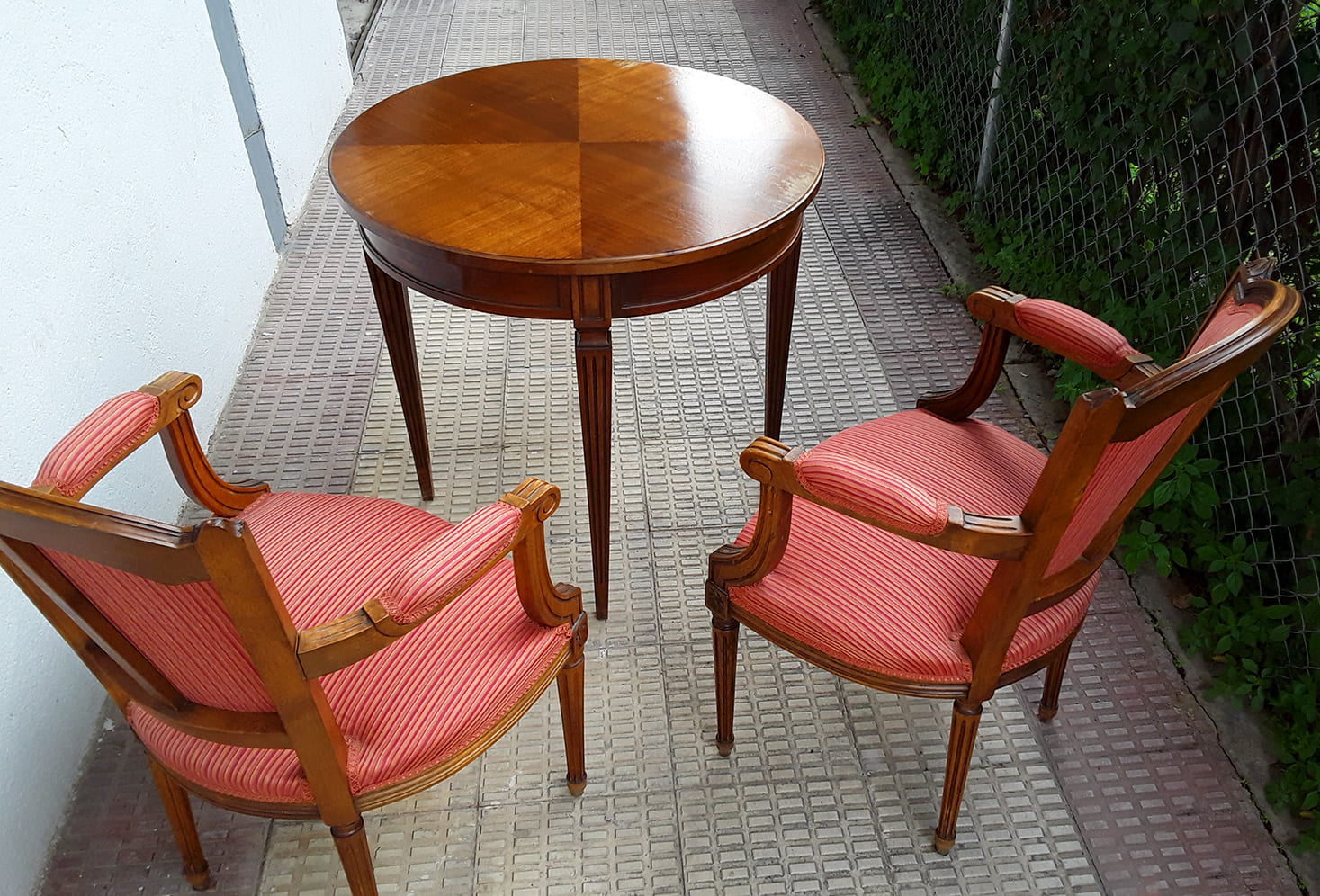 Mesa redonda de té con 2 butacas con brazos estilo Luis XVI | Vista general