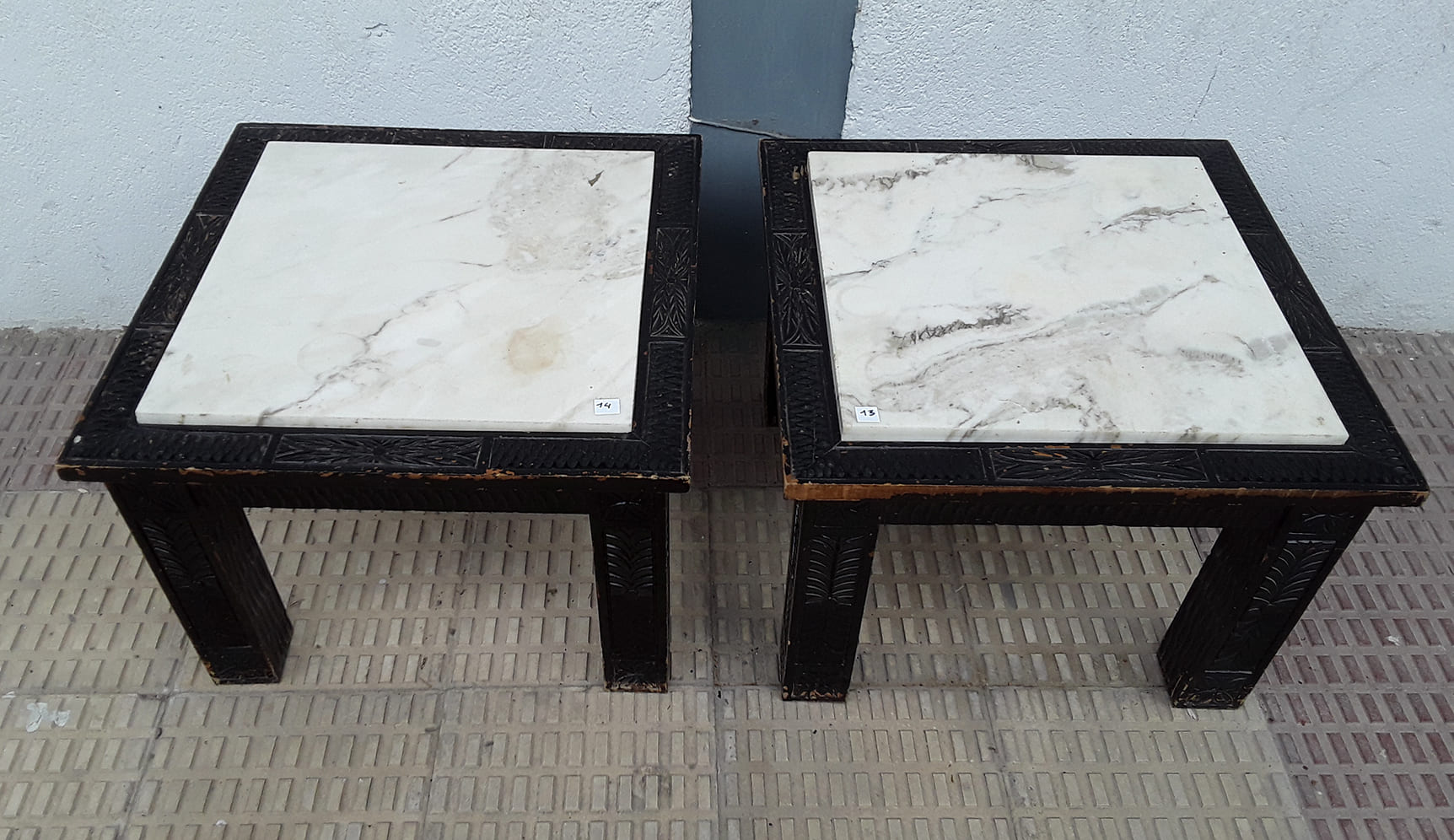 2 Mesas bajas auxiliares gemelas de madera maciza y mármol | Vista general