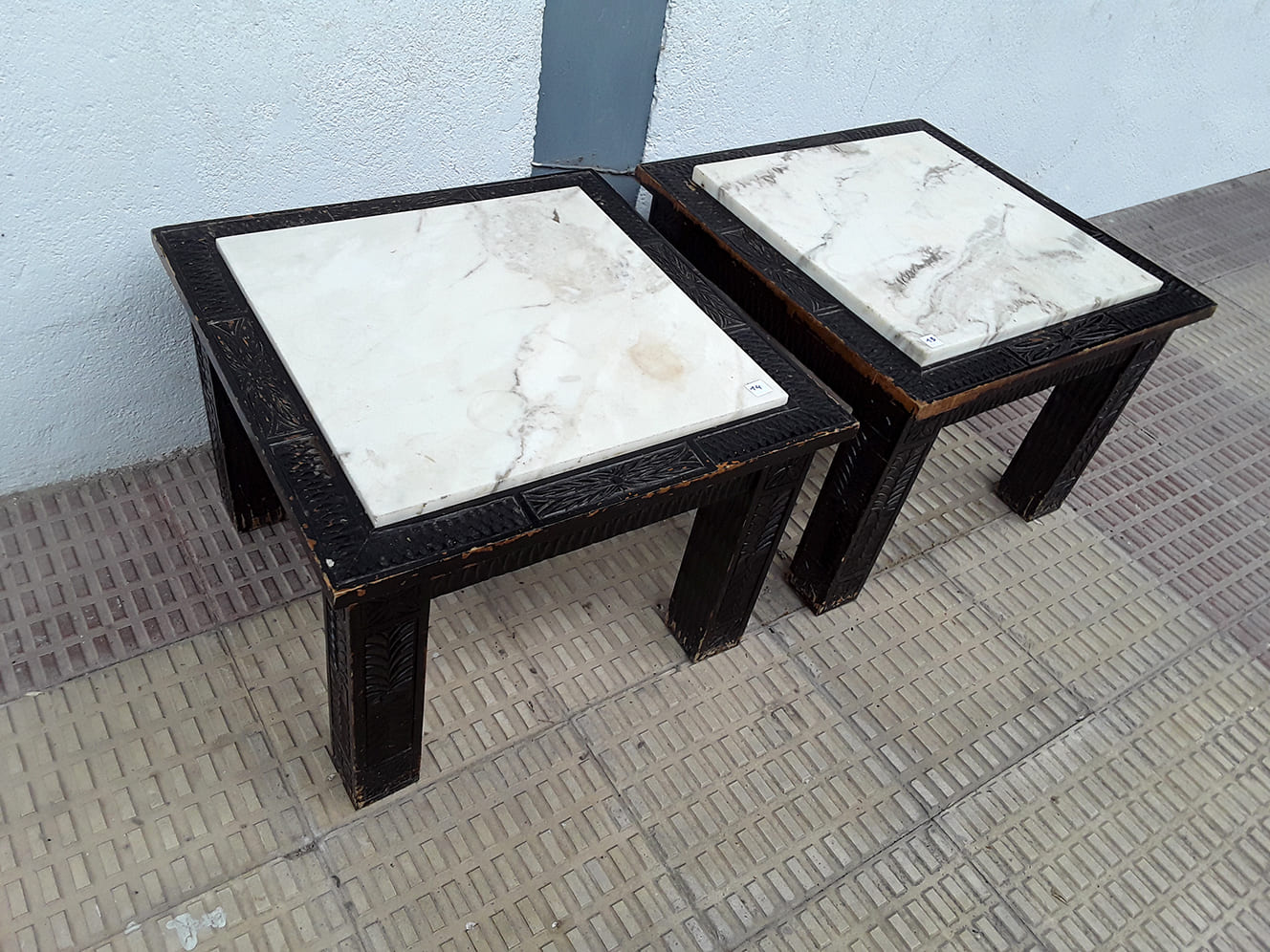 2 Mesas bajas auxiliares gemelas de madera maciza y mármol | Vista cenital